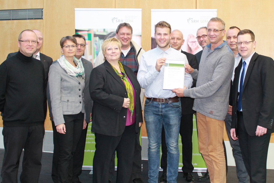 Deutschlandstipendiat Tim Dieterichs (l.) und Heiko Wendrich (r.) vom Studenten-Förderverein Gera e. V. bei der Urkundenübergabe